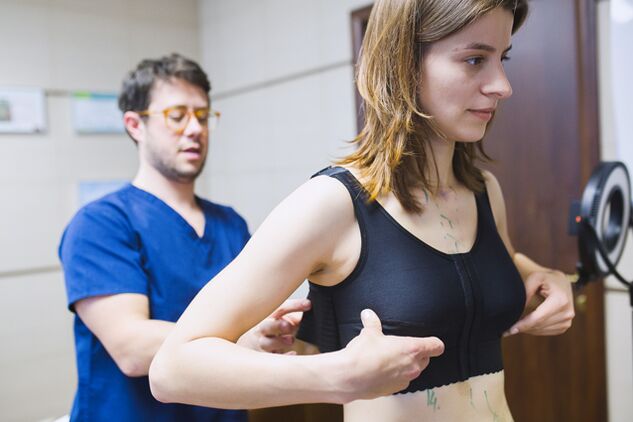 Nošenje kompresijskih oblačil po povečanju prsi s hialuronsko kislino