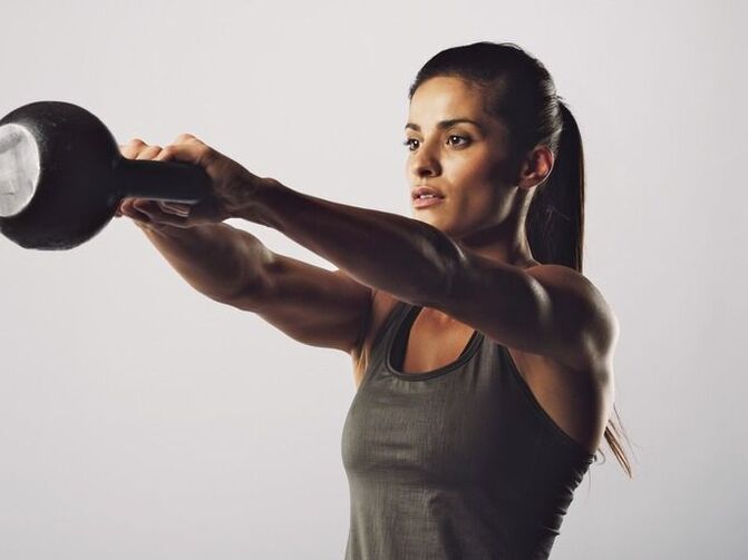 Deklica izvaja vajo za povečanje prsi s kettlebellom