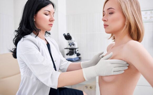 pregled pri zdravniku pred operacijo povečanja prsi